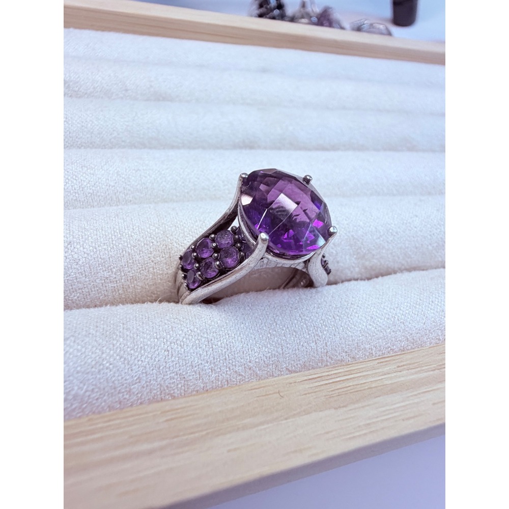Beautiful Sterling silver ring. Size on pictures. Stamped.
